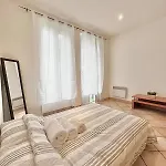 Historic & Spacious Flat W Balcony In Central Nice