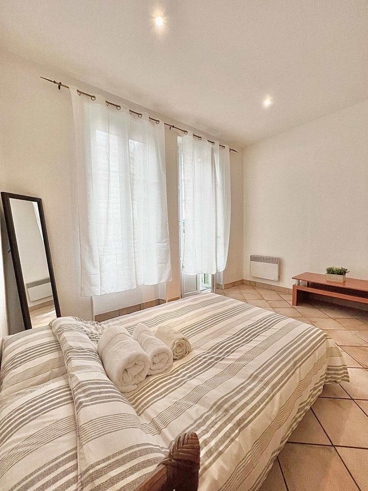 Historic & Spacious Flat W Balcony In Apartment
